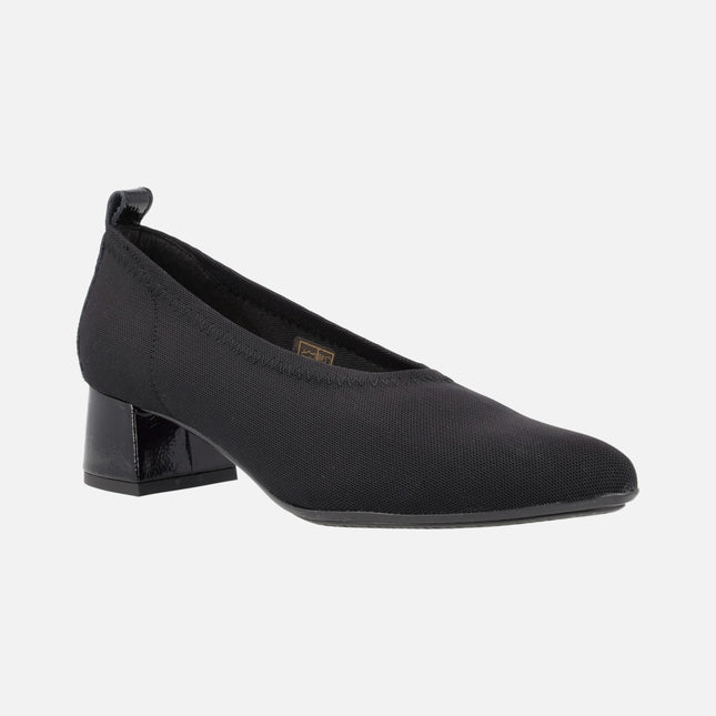 Zapatos de salón en tejido elástico negro con tacones anchos