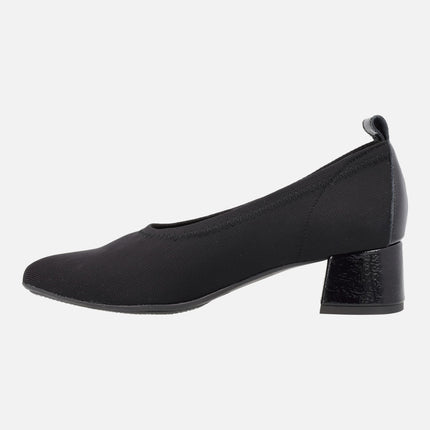 Zapatos de salón en tejido elástico negro con tacones anchos