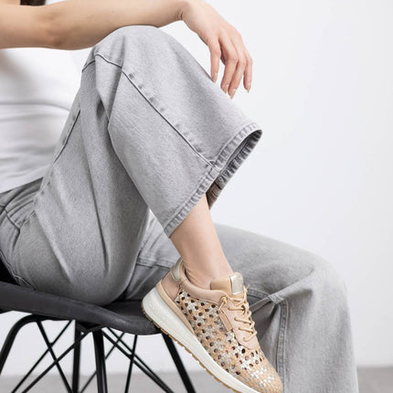 Deportivas trenzadas de piel en beige y oro con cordones elásticos