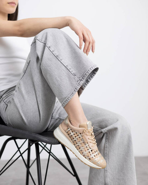 Deportivas trenzadas de piel en beige y oro con cordones elásticos