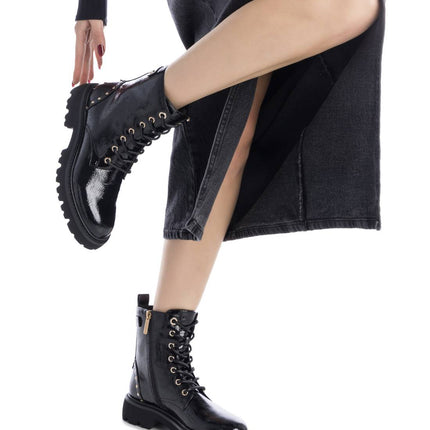 Botines negros de charol con cordones y cremallera