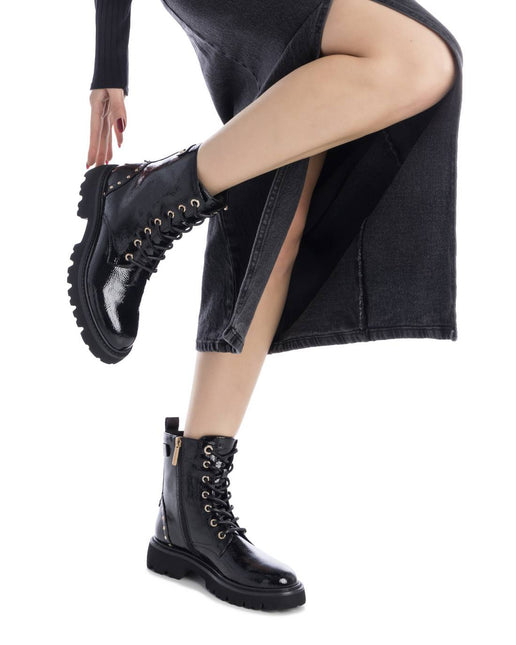 Botines negros de charol con cordones y cremallera