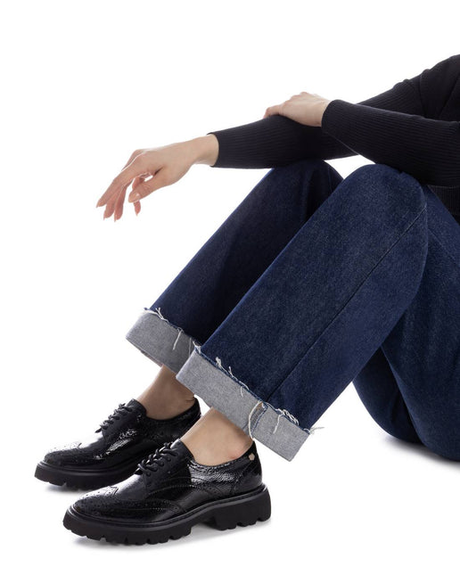 Zapatos de cordones pala vega en charol negro