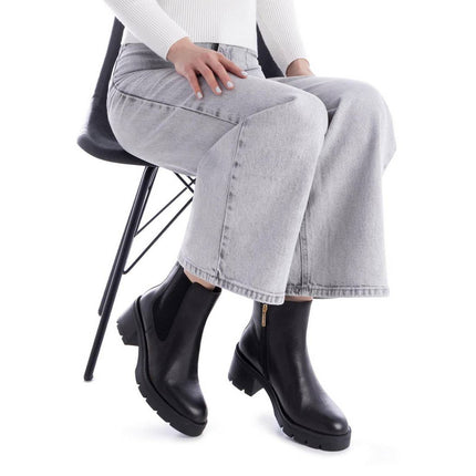 Black leather boots with elastic and zipper