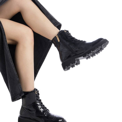 Botines negros de charol con cordones y picados
