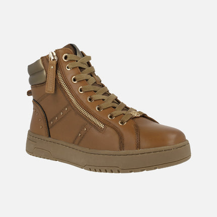 Botines camel de piel con cordones y detalles dorados