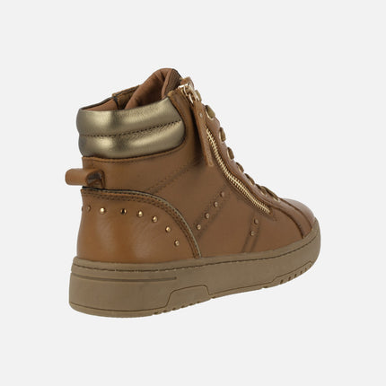 Botines camel de piel con cordones y detalles dorados