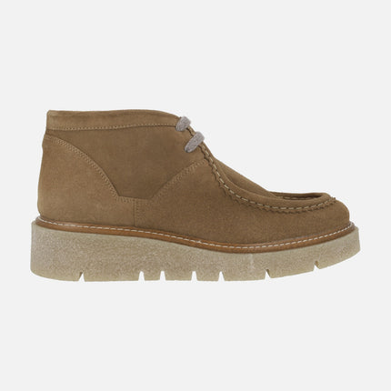 Botines de serraje con cordones estilo Wallabee