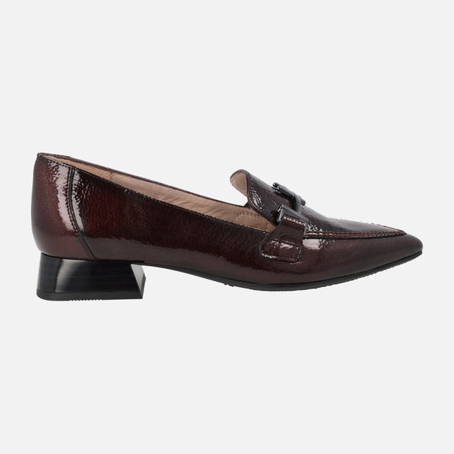 Patent leather moccasins with sharp toe and ornament