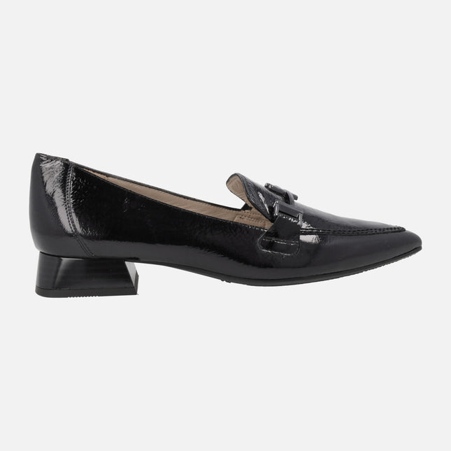 Patent leather moccasins with sharp toe and ornament