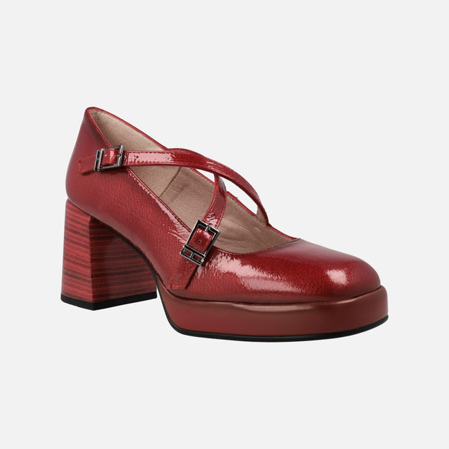 Patent leather pumps with crossing strips and high heel