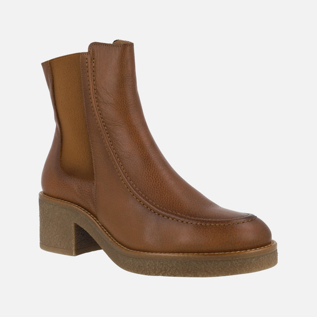 Brown leather boots with elastic and zipper