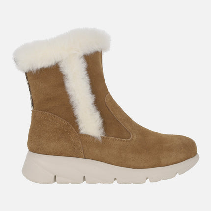 Camel suede boots with beige fur trim