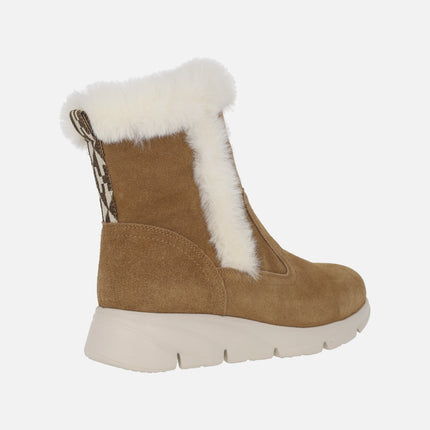 Camel suede boots with beige fur trim