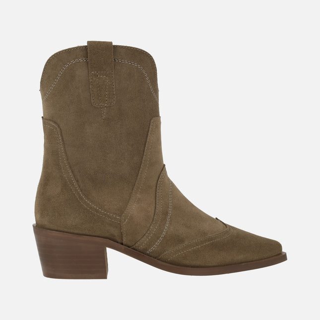 Cowboy style boots in Camel suede with medium heel