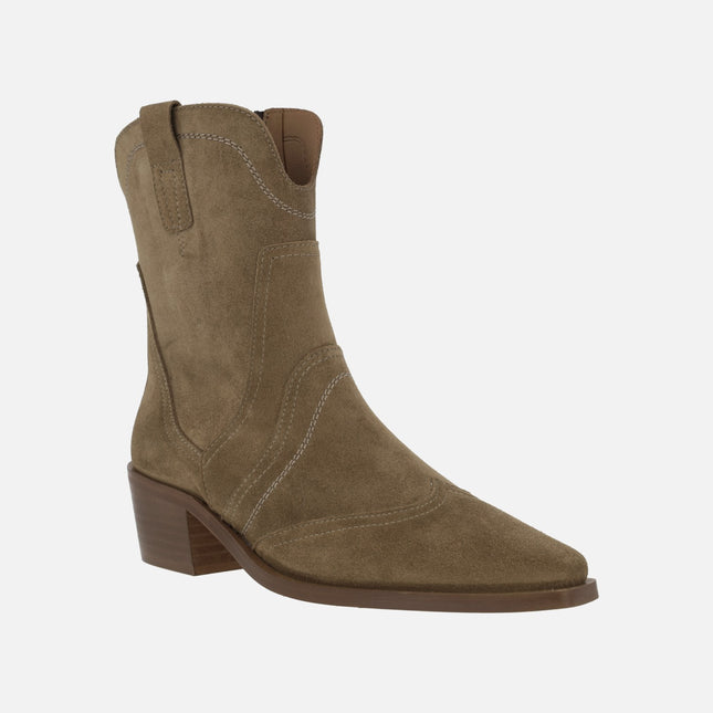 Cowboy style boots in Camel suede with medium heel