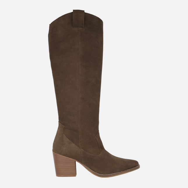 Cowboy boots in brown suede with high leg