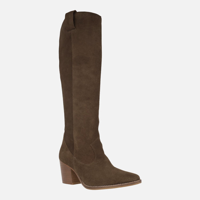 Cowboy boots in brown suede with high leg