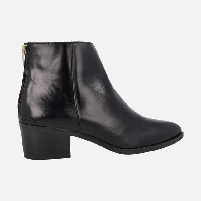 Leather ankle boots with medium heel and back zip