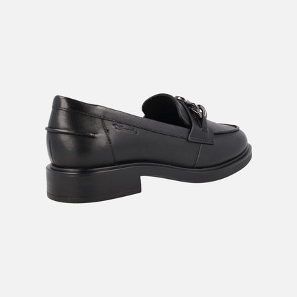 Mocasines negros de piel con adorno de cadena