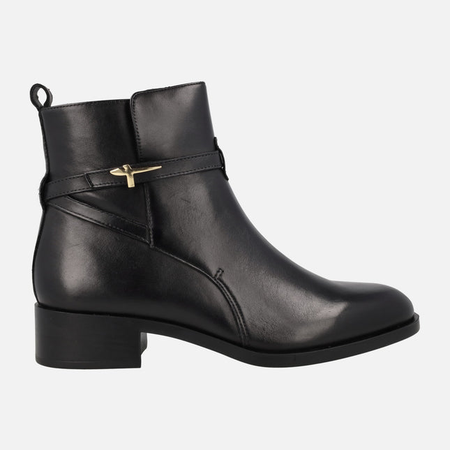 Leather ankle boots with low heel and tamaris metal logo