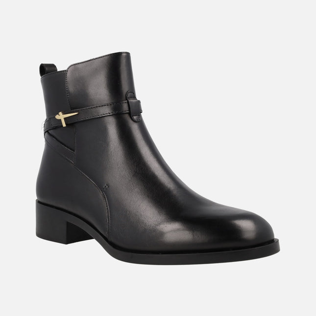 Leather ankle boots with low heel and tamaris metal logo