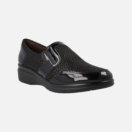 Comfy Moccasins in black patent leather Combined with printed fabric