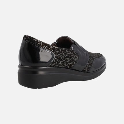 Comfy Moccasins in black patent leather Combined with printed fabric