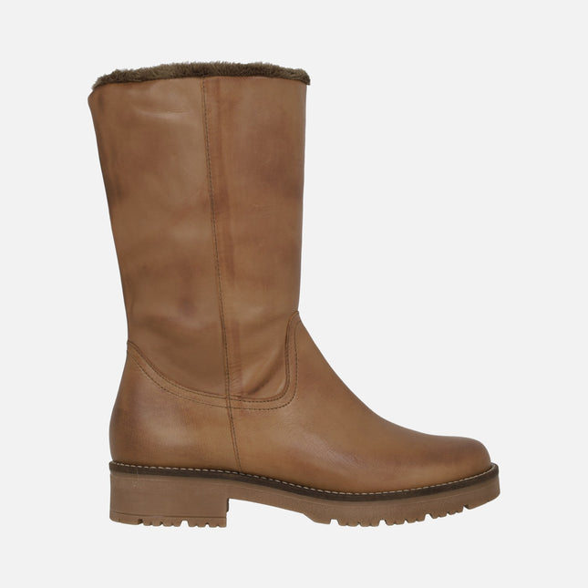 Botas de caña baja en piel camel con forro de pelo