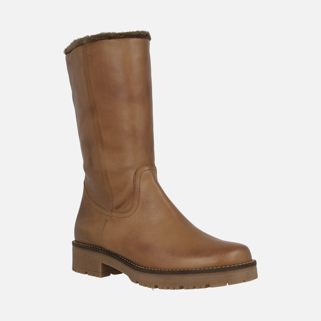 Botas de caña baja en piel camel con forro de pelo