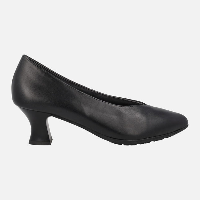 Black leather pumps with medium heel