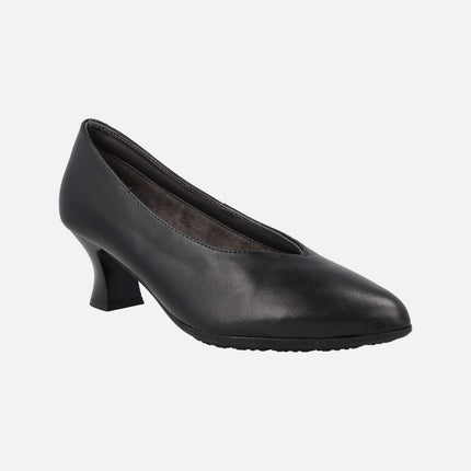 Black leather pumps with medium heel