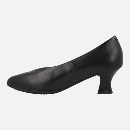 Black leather pumps with medium heel