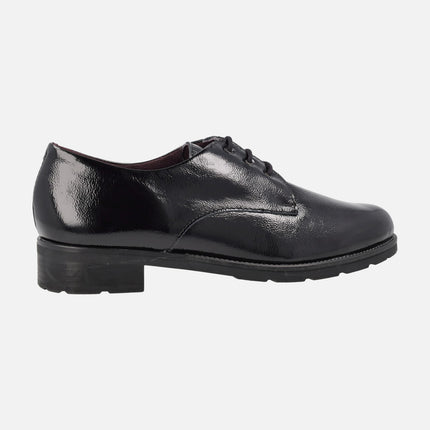 Comfort shoes in black patent leather with laces closure