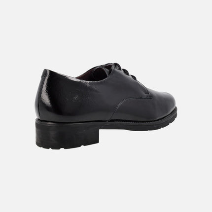 Comfort shoes in black patent leather with laces closure