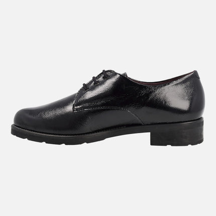 Comfort shoes in black patent leather with laces closure