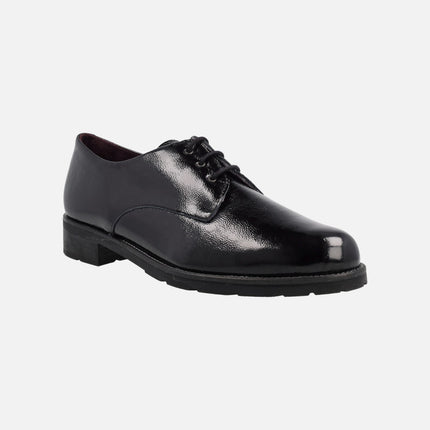 Comfort shoes in black patent leather with laces closure