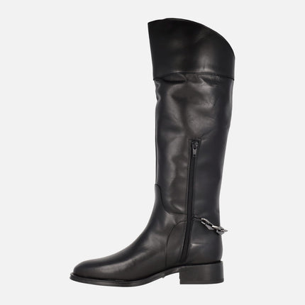 Botas altas de piel negra Couture con adorno de cadena en el talón