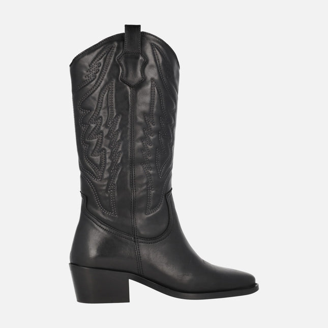 Botas Yara estilo cowboy en piel negra con bordados