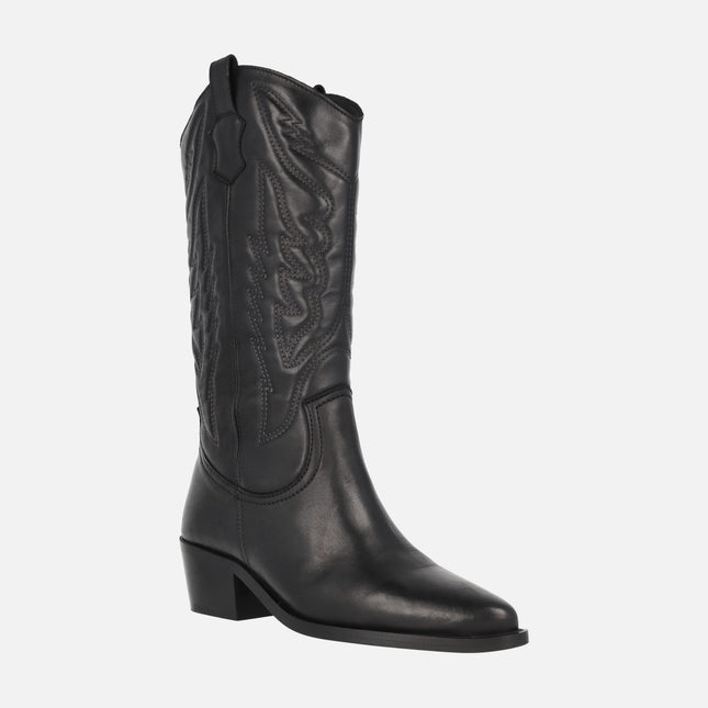 Botas Yara estilo cowboy en piel negra con bordados