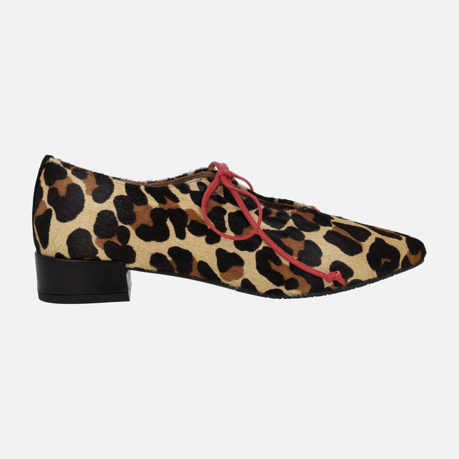 Zapatos en animal print leopardo con tacón bajo y cordones rojos