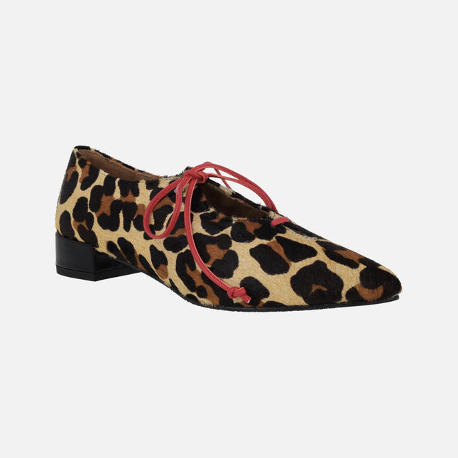 Zapatos en animal print leopardo con tacón bajo y cordones rojos