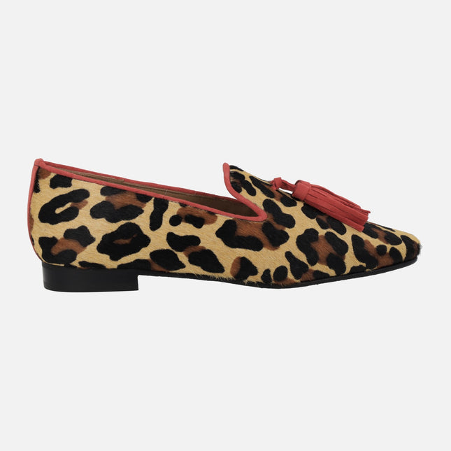 Mocasines para mujer en print leopardo con borlas en rojo