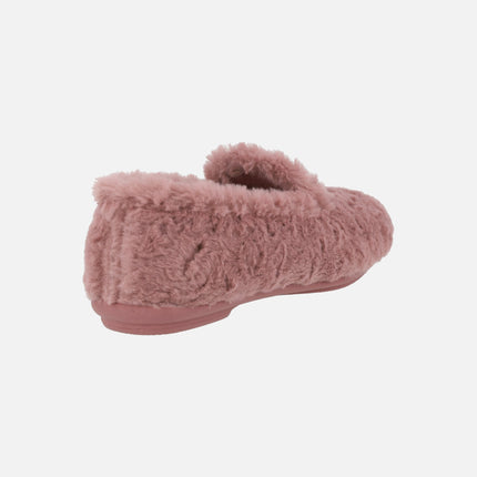 Closed house slippers in pink 