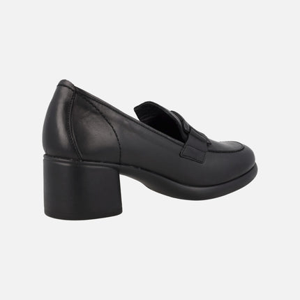 Mocasines negros de piel con tacón bajo y adorno