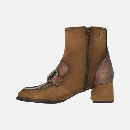 Heeled booties in brown combination with metallic ornament