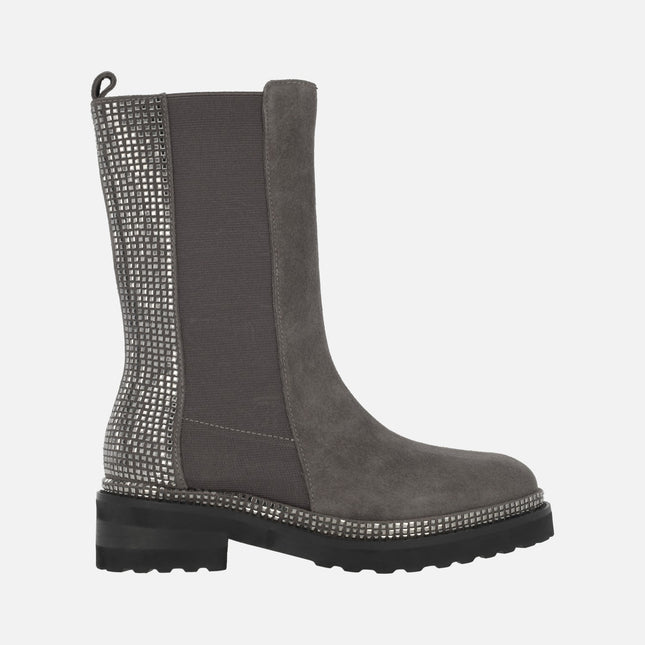 Botas de serraje gris con elásticos y trasera de strass