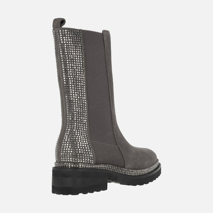 Botas de serraje gris con elásticos y trasera de strass