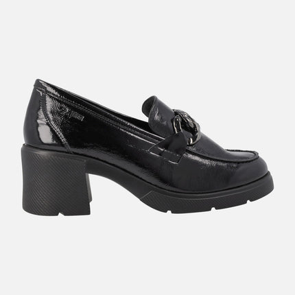 Mocasines en charol negro con tacones de 6 cms