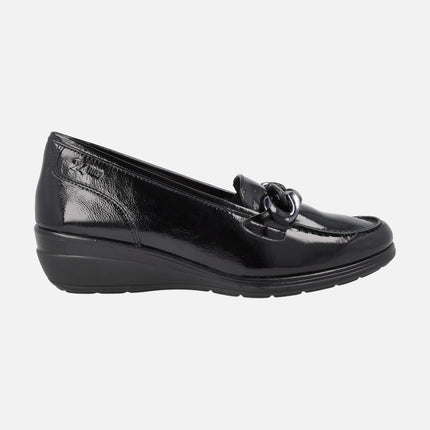 Mocasines negros de charol con cadena y cuña baja de goma